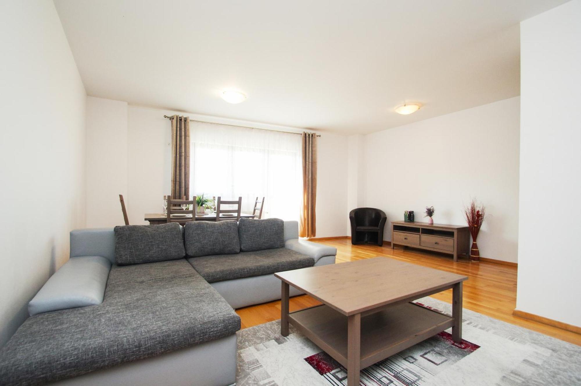 Mirandis Privilegio - Stylish With Balcony & Free Parking Apartment *