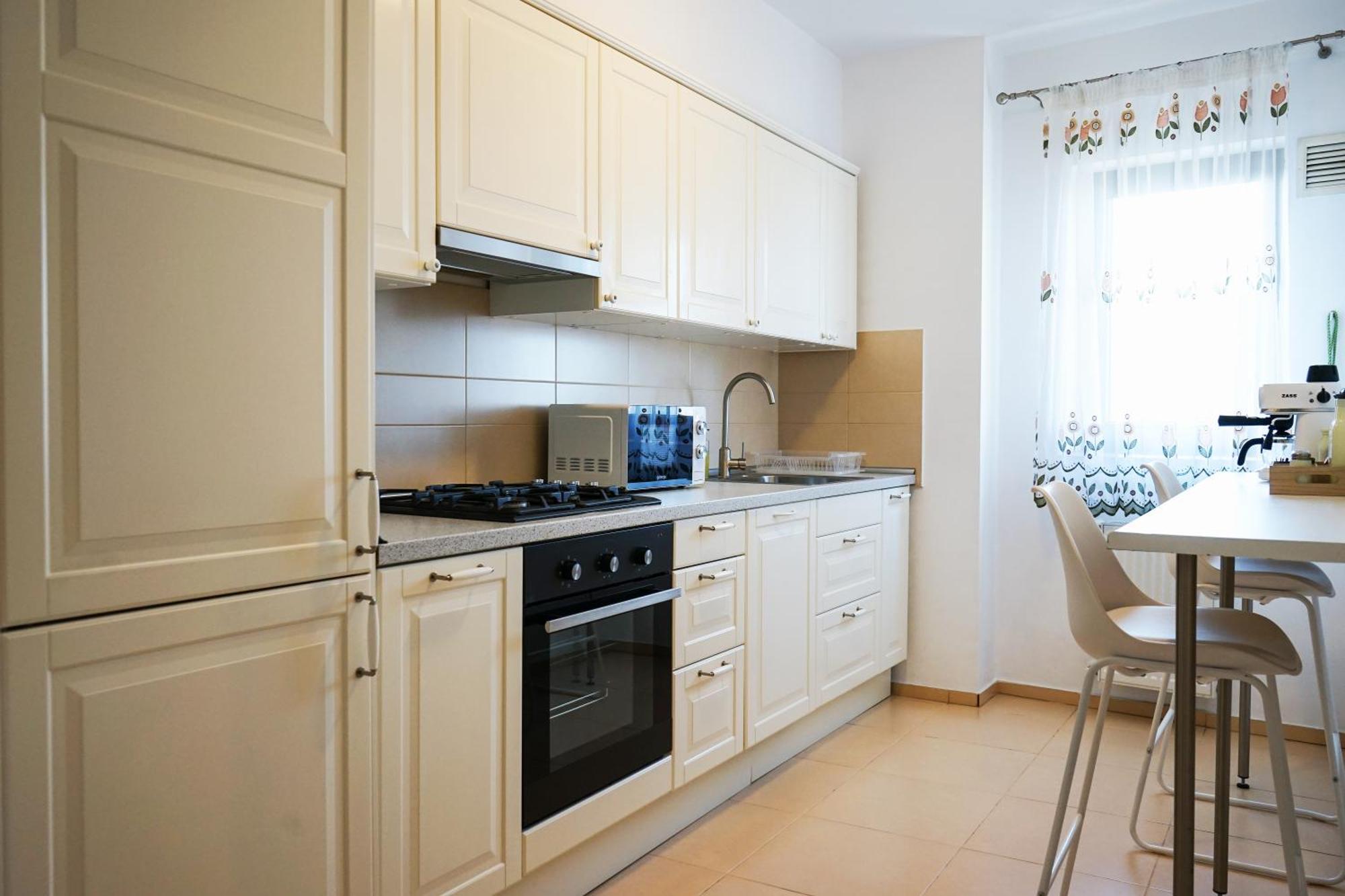 Mirandis Privilegio - Stylish With Balcony & Free Parking Apartment