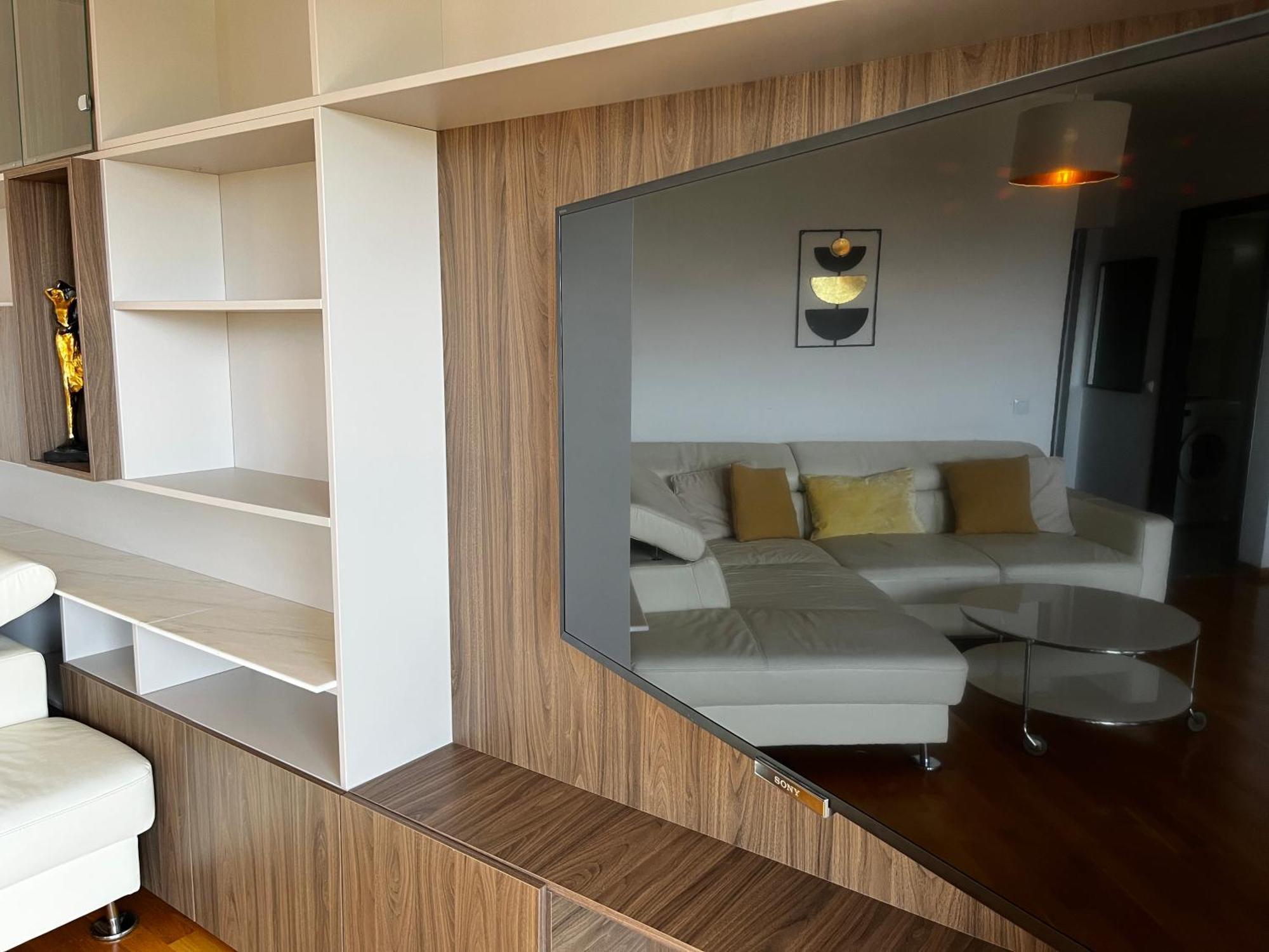Mirandis Privilegio - Stylish With Balcony & Free Parking Apartment
