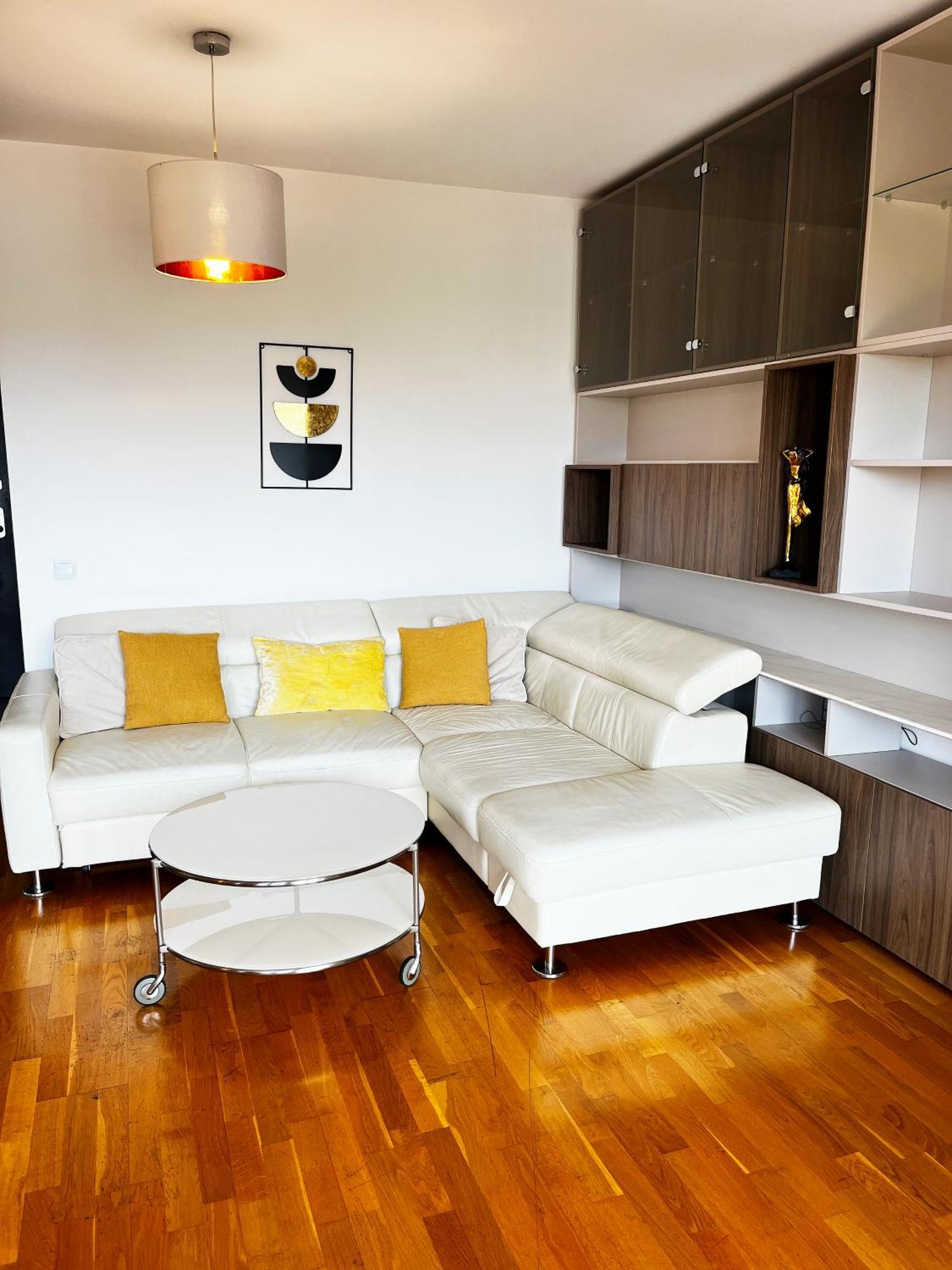 Mirandis Privilegio - Stylish With Balcony & Free Parking Apartment