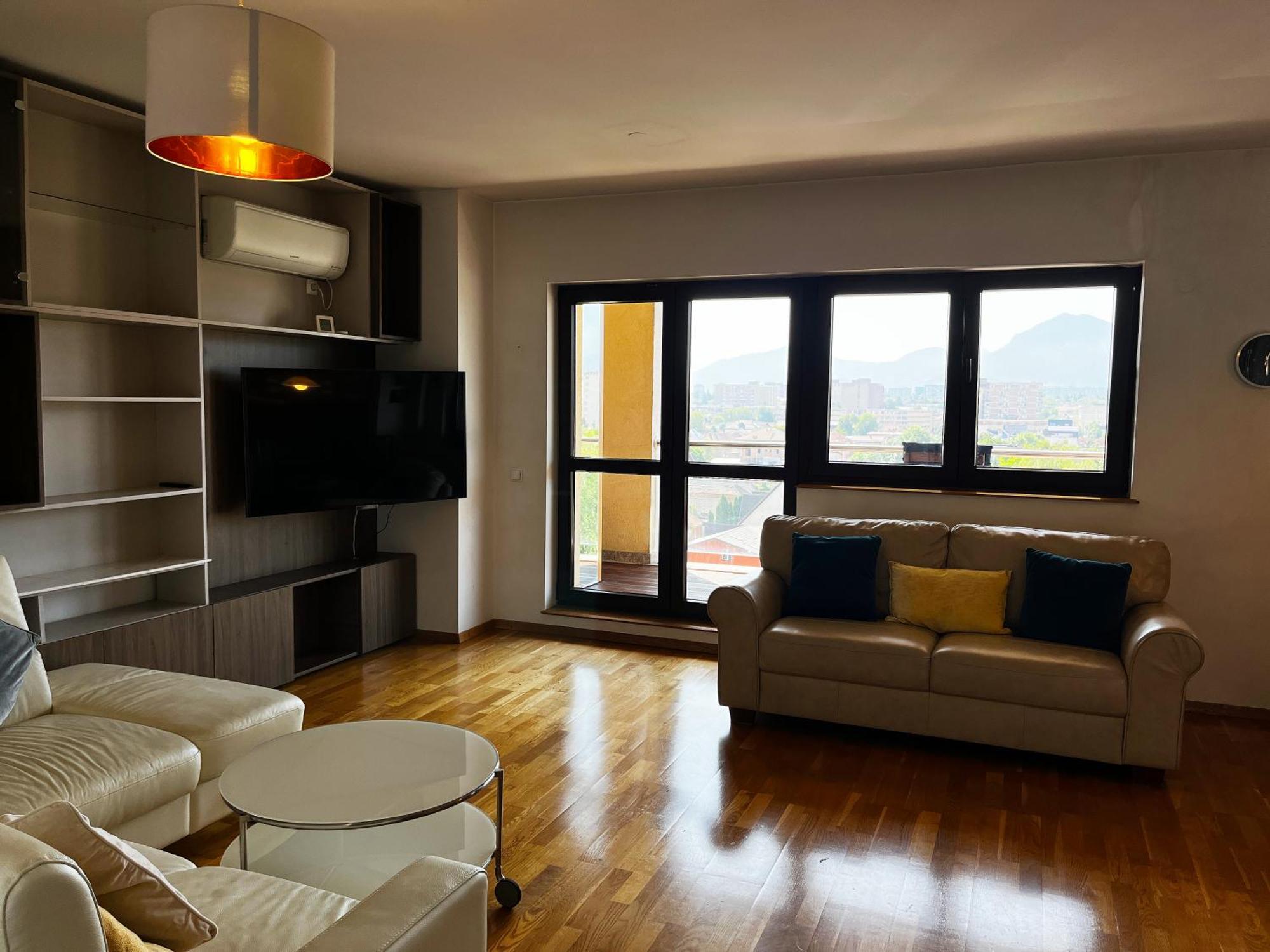Mirandis Privilegio - Stylish With Balcony & Free Parking Apartment