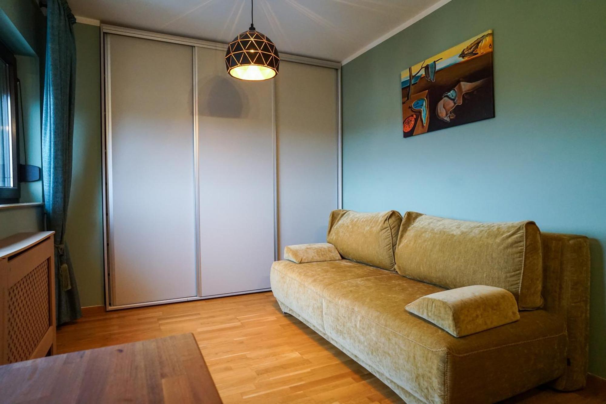 Mirandis Privilegio - Stylish With Balcony & Free Parking Apartment